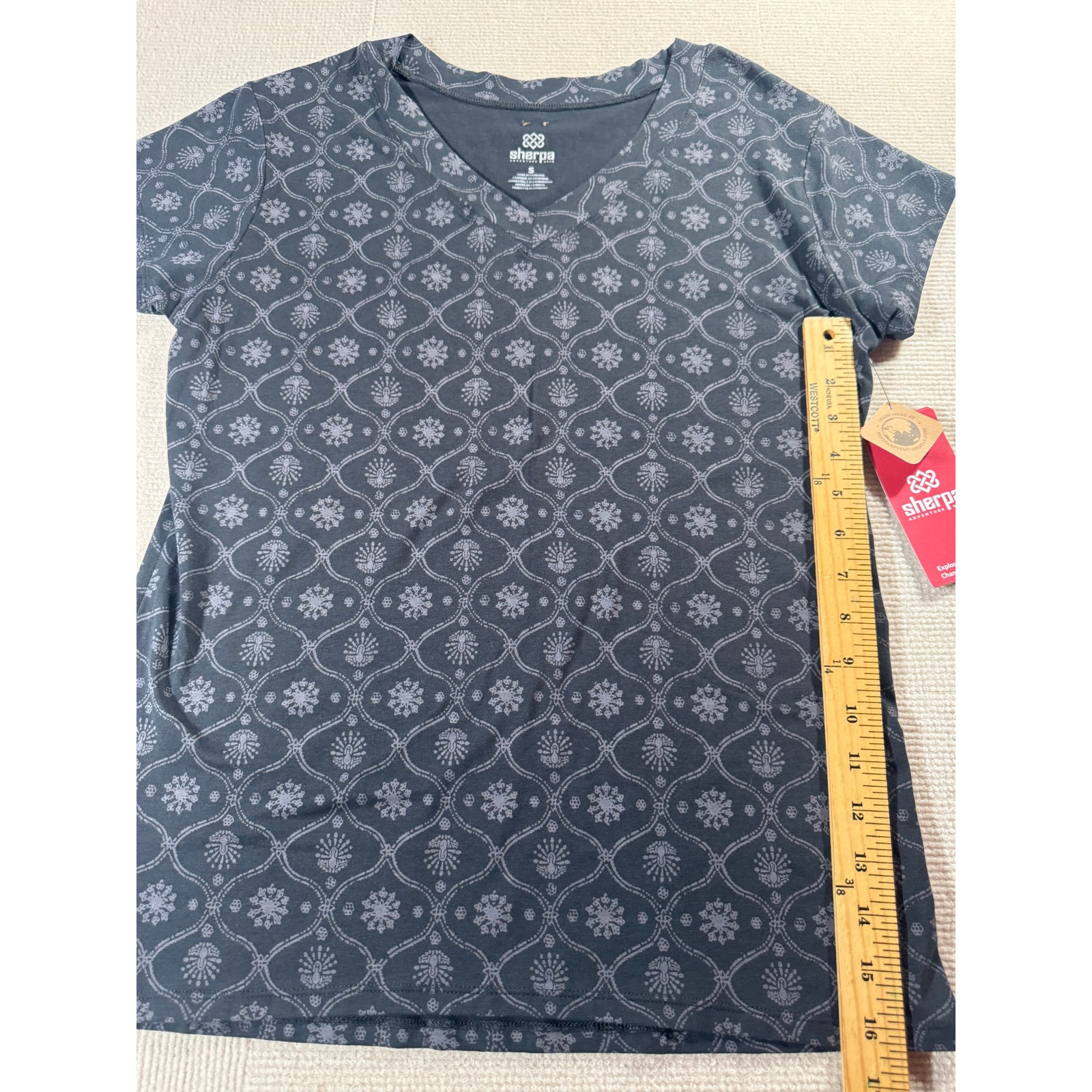 Nwt Sherpa Adventure Gear Women's Small Neha V-Neck T-Shirt "Black Sublime" — image 3 of 8